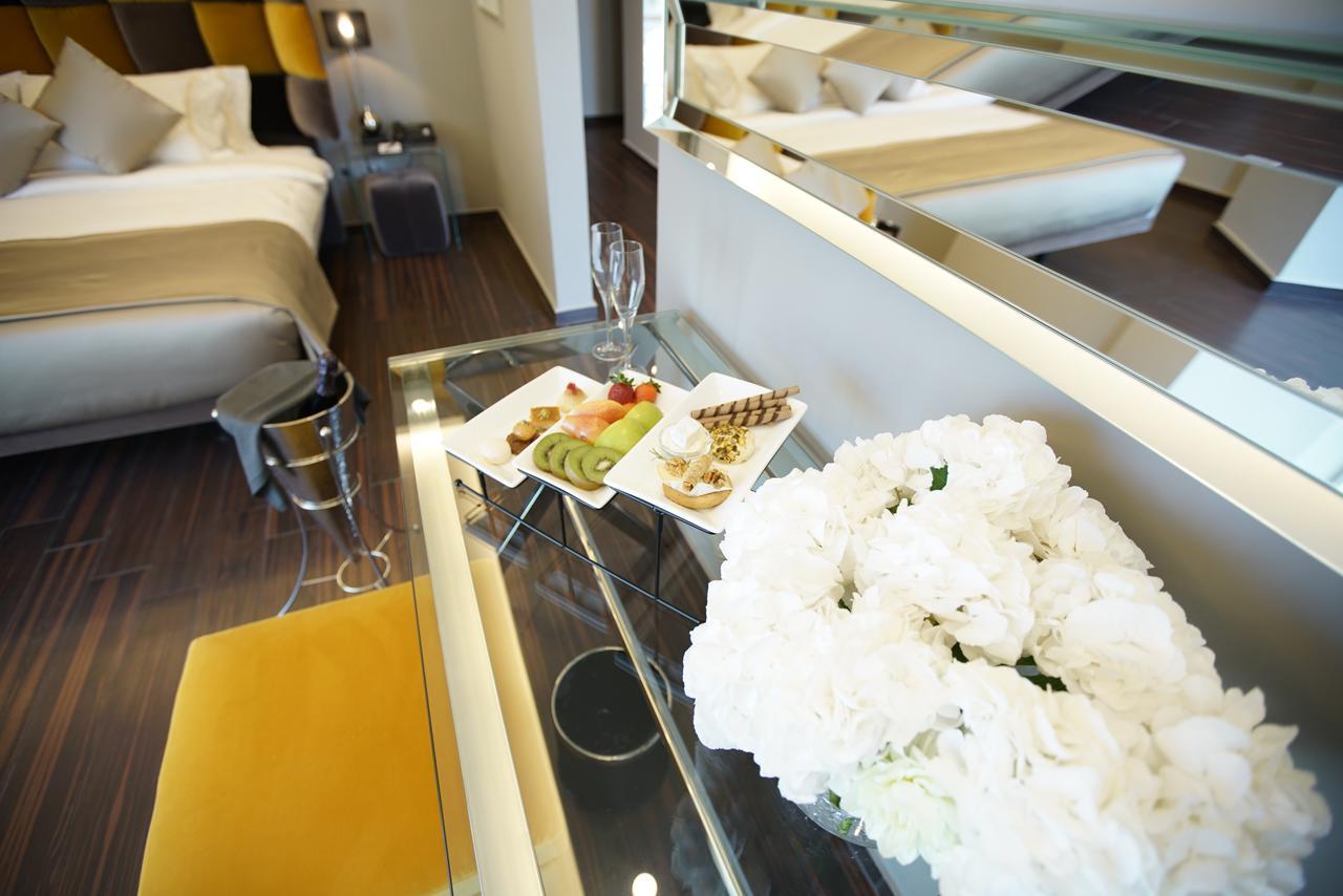 Royal Tulip Achrafieh Hotel Bejrút Kültér fotó